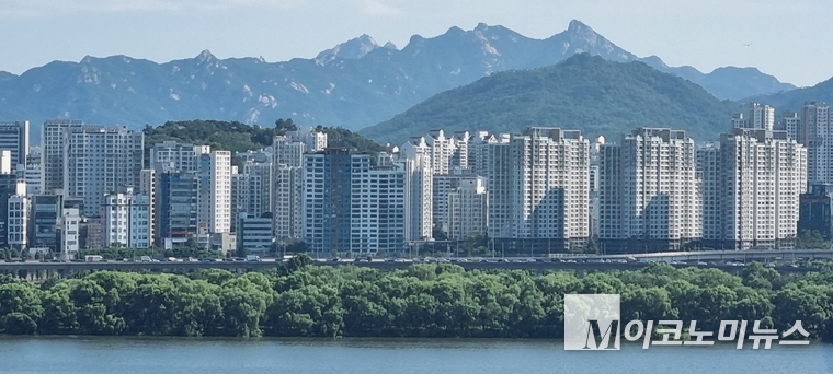 서강대교 남단 여의도에서 바라본 강 건너 아파트 모습. 사진=노철중 기자