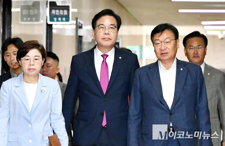 국민의힘 지도부가 24일 국회 본청에서 열린 비상대책위원회의에 참석하고 있다. 사진=최동환 기자