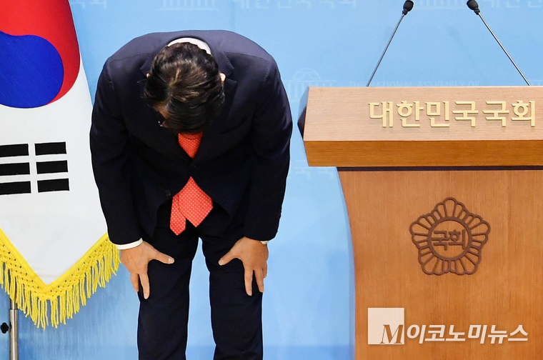 윤상현 국민의힘 의원이 24일 국회 소통관 기자회견에서 고개 숙여 사과하고 있다. 사진=최동환 기자