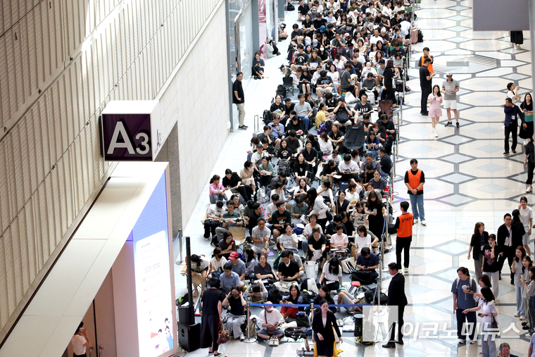 24일 서울 강남구 코엑스에서 열린 ‘2026학년도 수시대학입학정보박람회’에 수험생과 학부모들이 입장을 위해 줄을 서 있다. 사진=최동환 기자