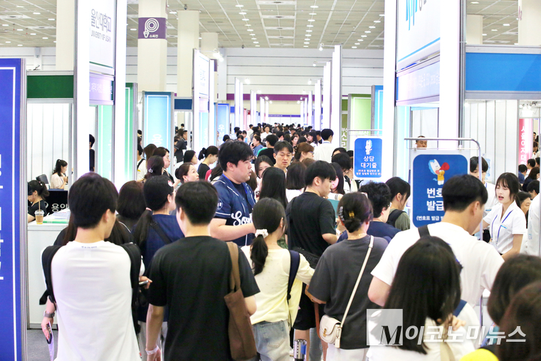 24일 서울 강남구 코엑스에서 열린 ‘2026학년도 수시대학입학정보박람회’에 수험생과 학부모들이 상담을 위해 부스를 찾고 있다. 사진=최동환 기자