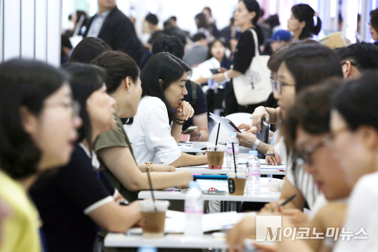 24일 서울 강남구 코엑스에서 열린 ‘2026학년도 수시대학입학정보박람회’에 수험생과 학부모들이 상담에 집중하고 있다. 사진=최동환 기자
