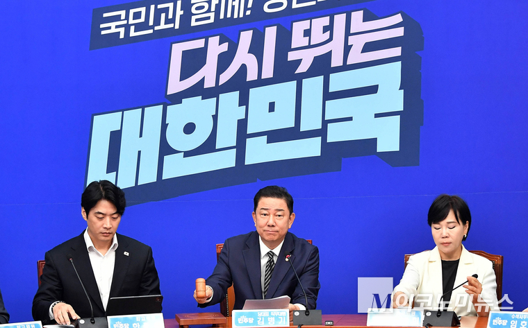김병기 더불어민주당 당대표 직무대행 겸 원내대표가 25일 국회 본청에서 열린 최고위원회의 개회 속개 선언하고 있다. 사진=최동환 기자