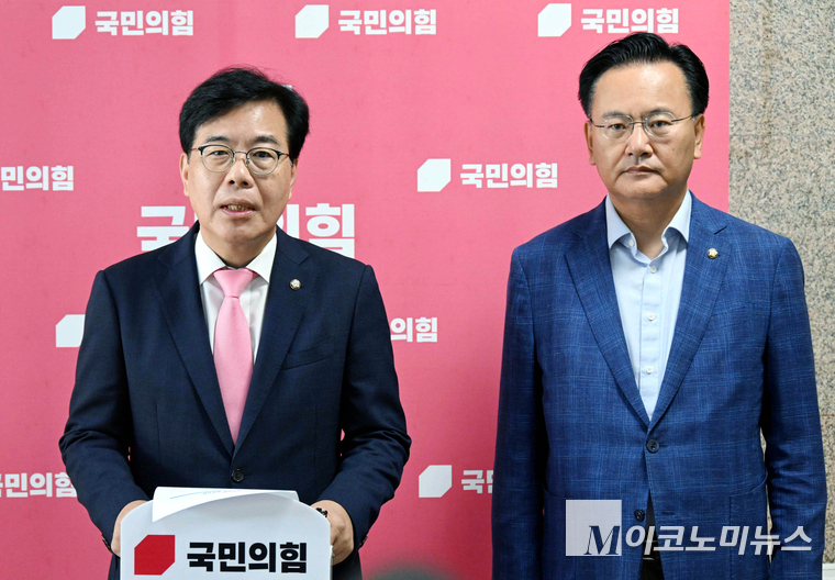 송언석 국민의힘 비대위원장 겸 원내대표(왼쪽)와 유상범 의원이 25일 국회에서 김건희특검의 김선교 의원실에 대한 압수수색과 관련해 브리핑하고 있다. 사진=최동환 기자