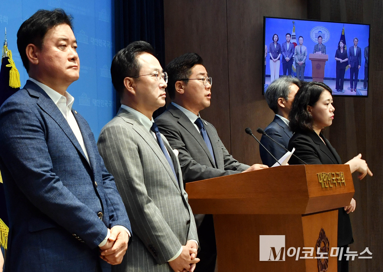 더불어민주당 당대표 선거에 출마한 박찬대 의원이 25일 국회 소통관에서 윤석열 전 대통령 체포영장 집행 저지에 나섰던 국민의힘 의원 45인에 대한 제명 촉구 결의안 발의 계획을 밝히고 있다. 사진=최동환 기자