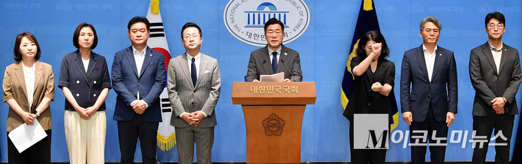 더불어민주당 당대표 선거에 출마한 박찬대 의원이 25일 국회 소통관에서 윤석열 전 대통령 체포영장 집행 저지에 나섰던 국민의힘 의원 45인에 대한 제명 촉구 결의안 발의 계획을 밝히고 있다. 사진=최동환 기자