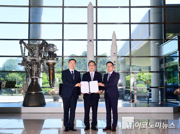 25일 대전 한국항공우주연구원에서 진행된 '누리호 기술이전 계약' 체결식에 참석한 손재일 한화에어로스페이스 대표이사(오른쪽), 윤영빈 우주항공청장(가운데), 이상철 항우연 원장(왼쪽)이 기념사진을 찍고 있다. 사진=한화에어로스페이스 제공 