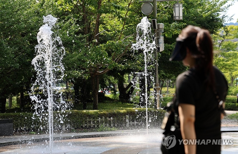 폭염 특보가 내려진 25일 전북의 한 공원에 분수가 작동하고 있다. 사진=연합뉴스