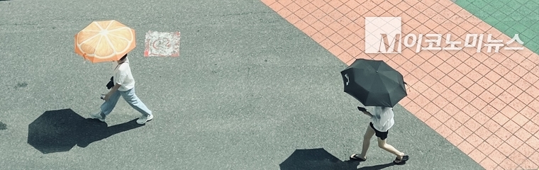 28일 오전 무더위에 양산을 쓴 서울 시민들. 사진=조승범 기자