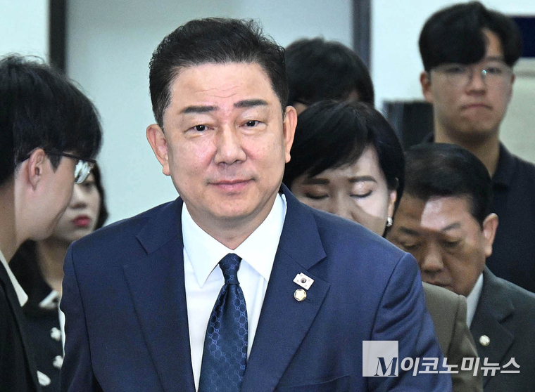 김병기 당대표 직무대행 겸 원내대표가 28일 국회 본청에서 열린 최고위원회의에 참석하고 있다. 사진=최동환 기자