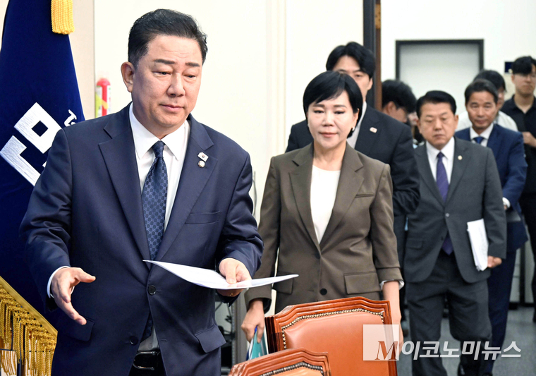 김병기 당대표 직무대행 겸 원내대표가 28일 국회 본청에서 열린 최고위원회의에 참석하고 있다. 사진=최동환 기자