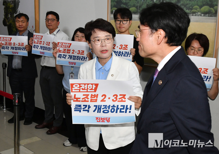 국회 환경노동위원회 소속 전종덕 진보당 의원은 28일 국회 본청 환노위 법안심사소위가 열리는 회의장 앞에서 피켓을 들고 회의장에 들어가는 환노위 법안소위 의원들에게 ‘후퇴없는 온전한 노조법 2·3조 개정’을 촉구했다. 사진=최동환 기자