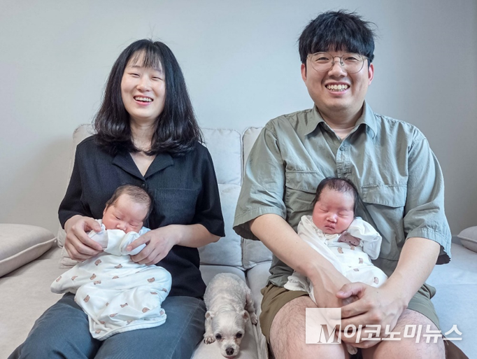 4월 쌍둥이를 출산해 2000만원의 육아동행지원금을 받은 한화비전 강남경 책임(왼쪽) 가족. 사진=한화비전 제공 