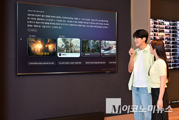 삼성스토어를 찾은 방문객이 ‘클릭 투 서치’ 기능을 체험하고 있다. 사진=삼성전자