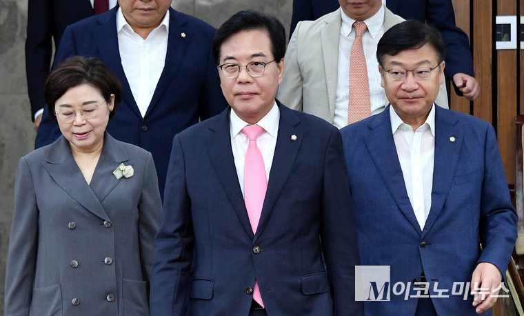 송언석 국민의힘 비상대책위원장 겸 원내대표가 29일 원내대책회의에 참석하고 있다. 사진=최동환 기자