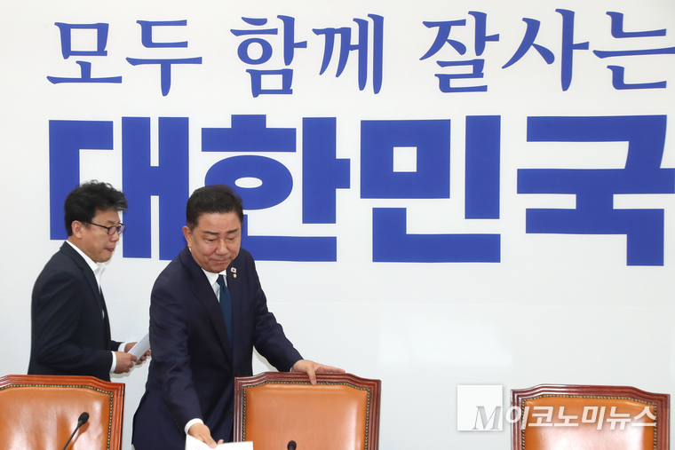김병기 더불어민주당 당대표 직무대행 겸 원내대표가 29일 국회 본청에서 열린 원내대책회의에 참석하고 있다. 사진=최동환 기자