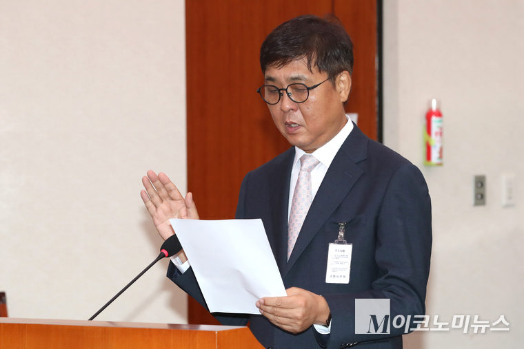 최휘영 문화체육관광부 장관 후보자가 29일 국회 문화체육관광위원회 인사청문회에 출석해 선서하고 있다. 사진=최동환 기자