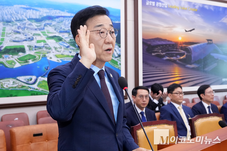 김윤덕 국토교통부 장관 후보자가 29일 국회 국토교통위원회 인사청문회에 출석해 선서하고 있다. 사진=최동환 기자
