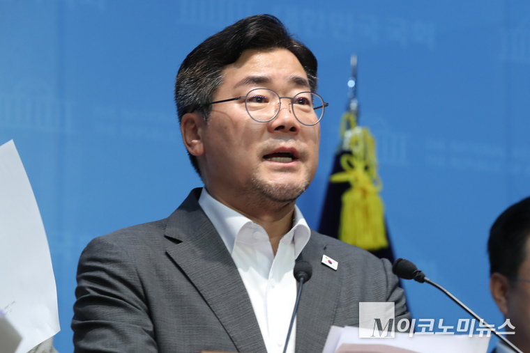 더불어민주당 당대표 후보인 박찬대 의원이 29일 국회 소통관에서 기자회견하고 있다. 사진=최동환 기자