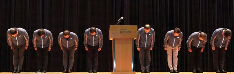 포스코이앤씨 인천 송도사옥에서 지난 28일 경남 함양~창녕 고속도로 현장 등 중대재해 사고와 관련하여 임원진과 고개숙여 사과하고 있다. 사진=연합뉴스 
