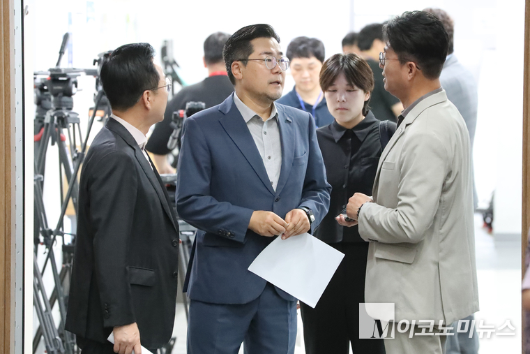 박찬대 더불어민주당 당대표 후보가 30일 국회 소통관 기자회견에 앞서 관계자들과 대화하고 있다. 사진=최동환 기자
