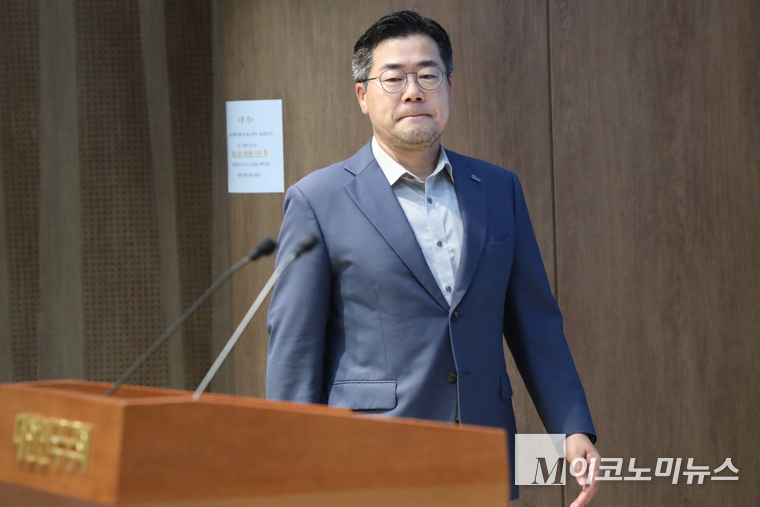 박찬대 더불어민주당 당대표 후보가 30일 국회 소통관 기자회견장에 입장하고 있다. 사진=최동환 기자