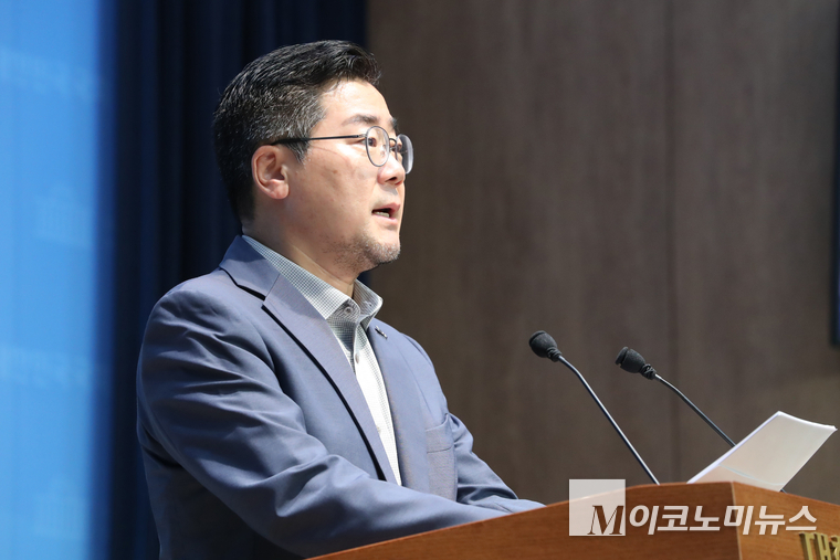 박찬대 더불어민주당 당대표 후보가 30일 국회 소통관에서 기자회견에서 발언하고 있다. 사진=최동환 기자