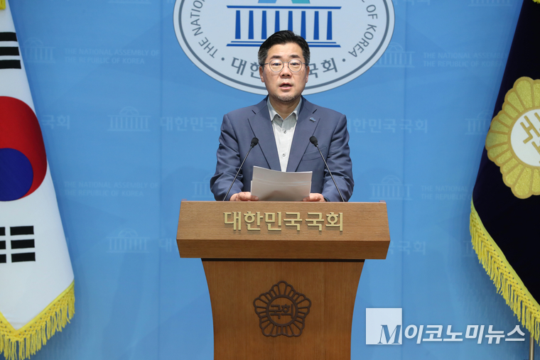 박찬대 더불어민주당 당대표 후보가 30일 국회 소통관에서 기자회견에서 발언하고 있다. 사진=최동환 기자
