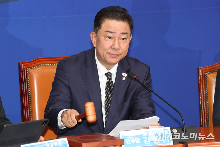 김병기 더불어민주당 당대표 직무대행 겸 원내대표가 30일 최고위원회의 속개를 선언하고 있다. 사진=최동환 기자