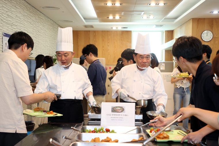 직원들에게 삼계탕을 배식하고 있는 이재식 의장(우측)과 김정렬 부의장(좌측) 모습 <수원특례시의회 제공>