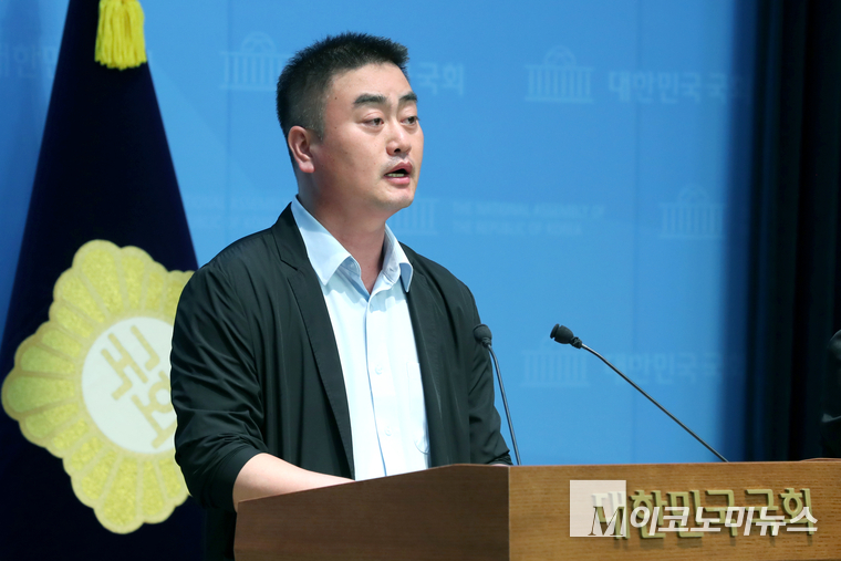 홍성규 진보당 수석 대변인이 30일 국회 소통관에서 브리핑하고 있다. 사진=최동환 기자