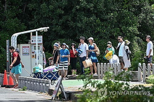 러시아 동부 해역에서 발생한 규모 8.7의 지진으로 일본 연안 대부분이 쓰나미 경보를 발령한 가운데 일본 시민들이 해변가 지역을 떠나고 있다. 사진=AFP/연합뉴스