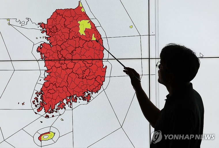 무더위가 이어지고 있는 30일 서울 동작구 기상청 모니터에 폭염 특보 발효 지역이 표시되고 있다. 빨간 색으로 표시된 곳은 폭염 경보, 노란 곳으로 표시된 곳은 폭염주의보가 발효된 지역이다. 사진=연합뉴스