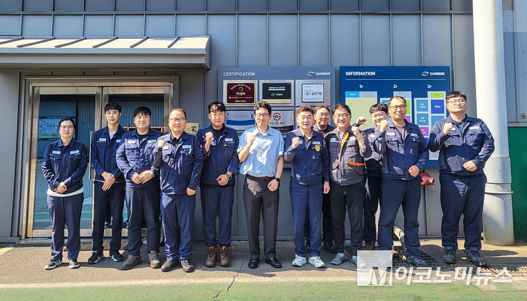 한화오션과 협력사 삼녹 임직원들이 TOP 상생협력 활동의 향후 계획을 논의한 뒤, 함께 의지를 다지고 있다. 사진=한화오션 