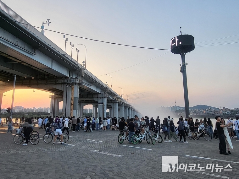 서울 반포대교 달빛무지개분수에서 열대야를 즐기고 있는 시민들. 사진=M이코노미뉴스