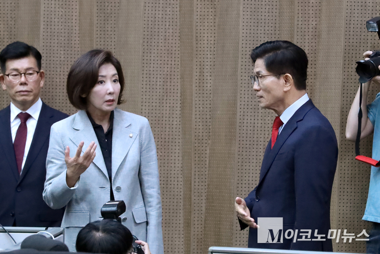 김문수 국민의힘 당대표 후보가 31일 국회 소통관 기자회견장에서 나경원 의원과 이야기 나누고 있다. 사진=최동환 기자