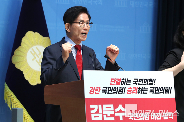 김문수 국민의힘 당대표 후보가 31일 국회 소통관 기자회견에서 발언하고 있다. 사진=최동환 기자