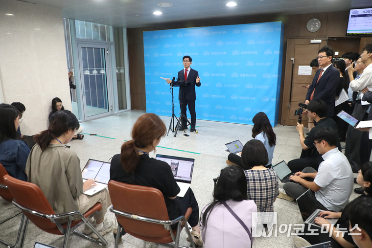 김문수 국민의힘 당대표 후보가 31일 국회 소통관 기자회견 후 백브리핑 하고 있다. 사진=최동환 기자<br>

