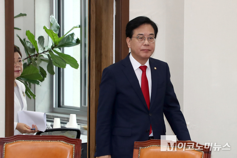 송언석 국민의힘 비상대책위원장 겸 원내대표가 31일 국회 본청에서 열린 비상대책위원회의에 참석하고 있다. 사진=최동환 기자