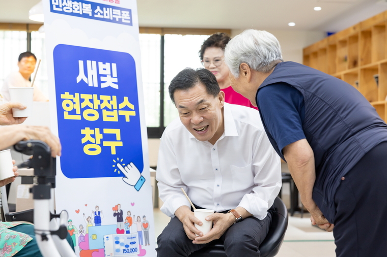 31일 이재준 시장이 우만종합사회복지관에 설치된 찾아가는 새빛현장접수청구를 방문해 어르신과 이야기를 나누고 있다 <수원시 제공>
