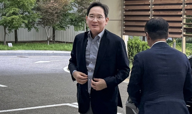 이재용 삼성전자 회장이 29일 서울 강서구 서울김포비즈니스항공센터(SGBAC)를 통해 워싱턴으로 출국하고 있다. 사진=연합뉴스 