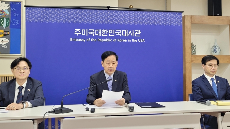 김정관 산업통상자원부 장관(왼쪽부터), 구윤철 경제부총리, 여한구 통상교섭본부장 등 한국 측 협상 대표단이 30일(현지시간) 워싱턴 DC의 주미대사관에서 한미 무역협상 타결에 대해 브리핑하고 있다. 사진=연합뉴스 