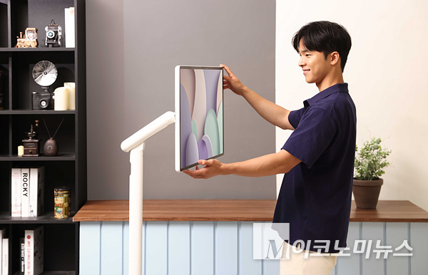 삼성전자가 32형 크기·4K 해상도를 적용한 신제품 ‘무빙스타일 엣지(Edge)’를 선보였다. 사진=삼성전자