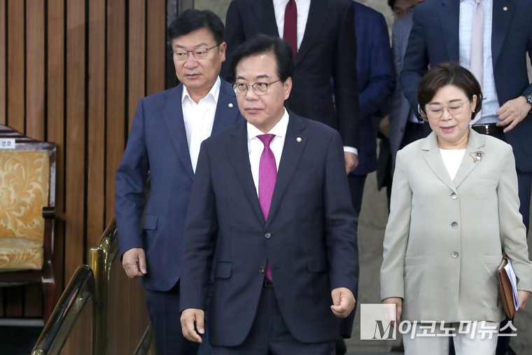송언석 국민의힘 비상대책위원장 겸 원내대표는 1일 국회 본청에서 열린 원내대책회의에 참석하고 있다. 사진=최동환 기자