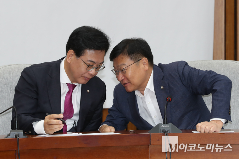송언석 국민의힘 비상대책위원장 겸 원내대표는 1일 국회 본청에서 열린 원내대책회의에서 정점식 사무총장과 대화하고 있다. 사진=최동환 기자