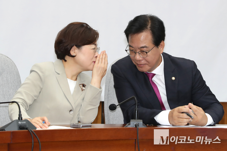 송언석 국민의힘 비상대책위원장 겸 원내대표는 1일 국회 본청에서 열린 원내대책회의에서 김정재 정책위의장과 대화하고 있다. 사진=최동환 기자