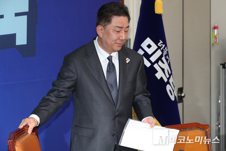 김병기 더불어민주당 당대표 직무대행 겸 원내대표가 1일 국회 본청에서 열린 최고위원회의에 참석하고 있다. 사진=최동환 기자