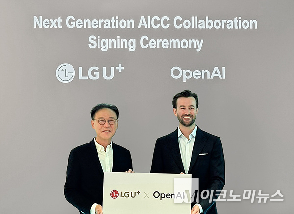안형균 LG유플러스 기업AI사업그룹장(왼쪽)이 오픈AI와 MOU 체결 후 기념촬영을 하고 있다. 사진=LG유플러스