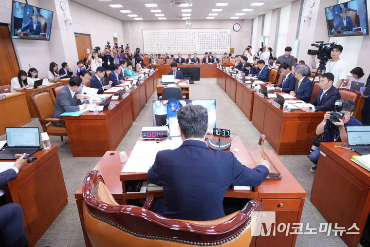 1일 국회 법사위 전체회의에서 방송3법이 통과되는 가운데 법사위 국민의힘 의원들이 항의하고 있다. 사진=최동환 기자
