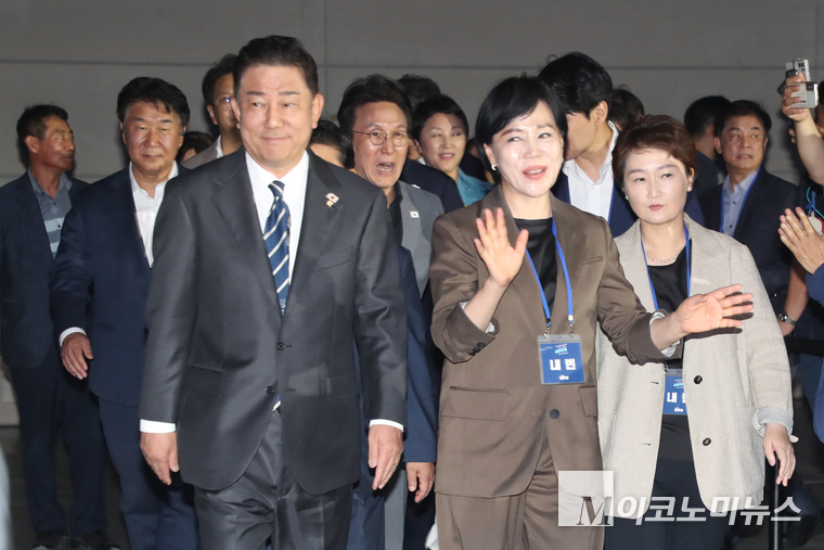 김병기 더불어민주당 당대표 직무대행 겸 원내대표와 전현희 최고위원 등이 2일 고양시 일산 킨텍스 제2전시장에서 열린 차기 당대표를 선출하는 전국임시당원대회에 참석하고 있다. 사진=최동환 기자
